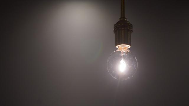 画像: 出合いの場を温かく照らす真鍮製の照明器具