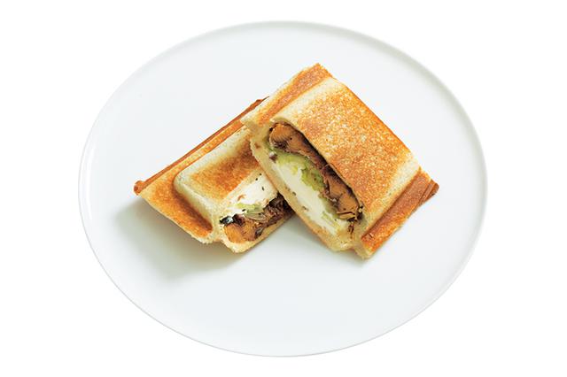 画像: セロリが香る、おつまみ感覚のサクサクホットサンド。甘辛の蒲焼に、クリームチーズの酸味のバランスが絶妙