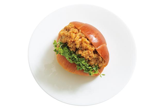 画像: ピリッと刺激的な中華のタンタン風。しゃきしゃきのスプラウトの食感が軽やかなアクセントに