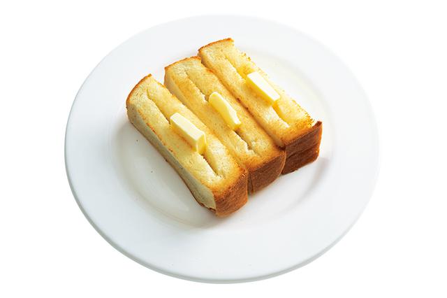 画像: バターはぬるのではなく、具として食べる! ポケット状にしてトーストした熱々パンにバター。溶けきらないうちに食べきって