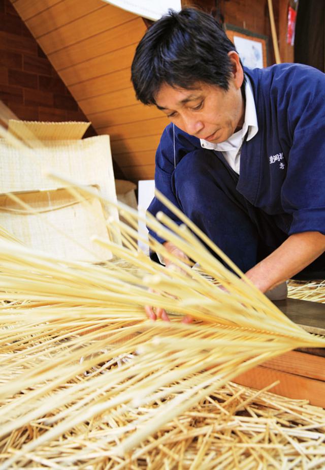 画像: リズミカルに柳を編む寺内さん。ずっとかがみ込んで作業をするため、杞柳細工の職人さんは、年を取ると全員、腰が曲がってしまうそう