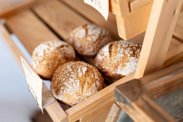 画像: 秋田の赤味噌と酒粕を生地に練り込んだ「秋田味噌のパン」。味噌の豊潤な香りと塩気が後を引くおいしさ