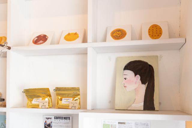 画像: 店内には、イラストレーターでもある奥様のこずえさんが描かれた絵が飾られている