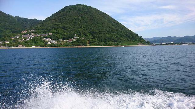 画像: 長年の経験や勘から、タコつぼを仕掛けた位置を探す