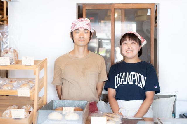 画像: 夫婦ふたりでお店を切り盛りする。大吾郎さんがパンづくりを、こずえさんが販売を担当
