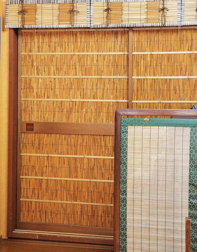 画像: 編んだすだれを建具屋で戸に仕上げてもらう “葭戸” は、京町家の夏のしつらいに欠かせないもの。衣替えと同時に登場する