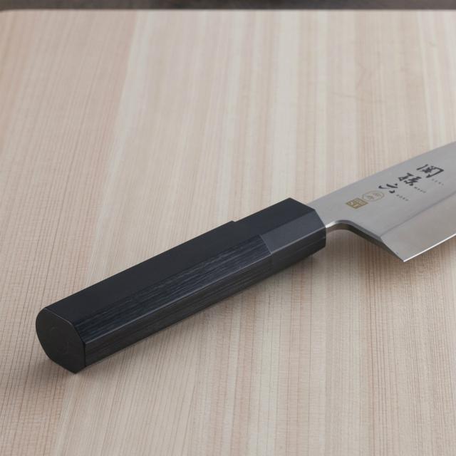画像: 刃元部分の角を落とすことで、指当たりがやさしいのも嬉しいポイント。刃先の白く輝いている部分が小刃です