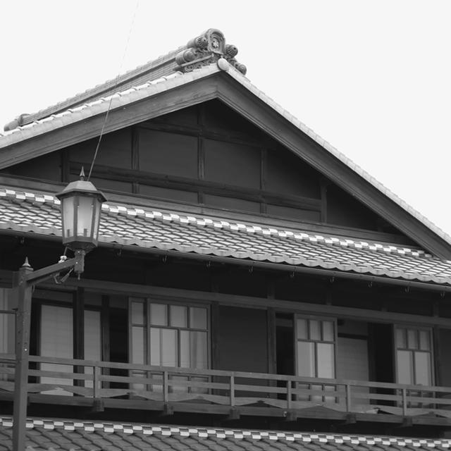 画像: 店の軒下にはツバメが巣をつくり、小さな社も