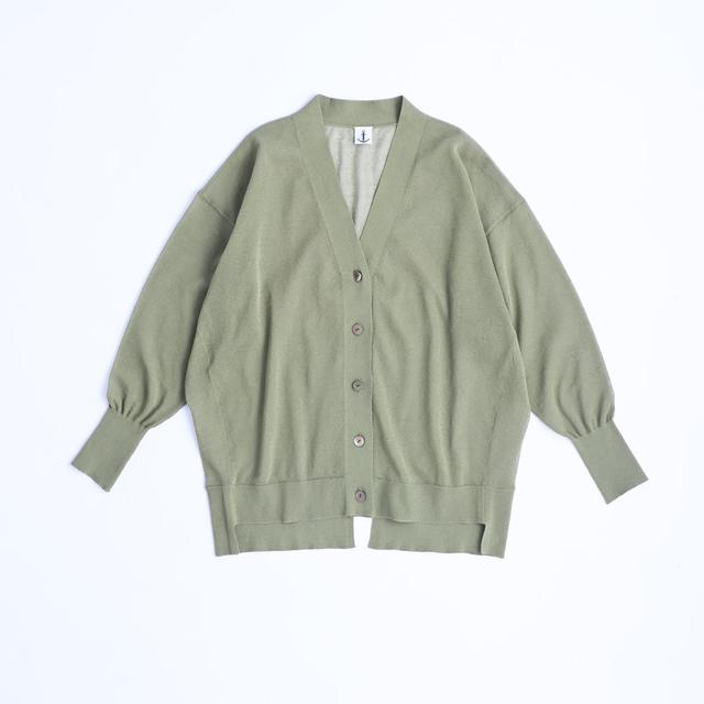 画像: グリーンのカーディガン ¥16,000/ロワズィール