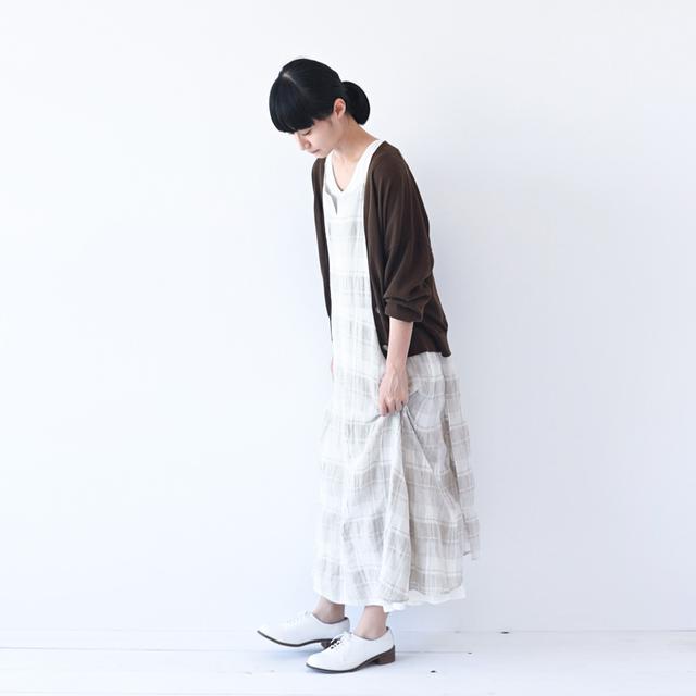 画像: チェックのレイヤードワンピース ¥36,000/ロワズィール シロのレースアップシューズ ¥19,000/アデュートリステス その他、スタイリスト私物