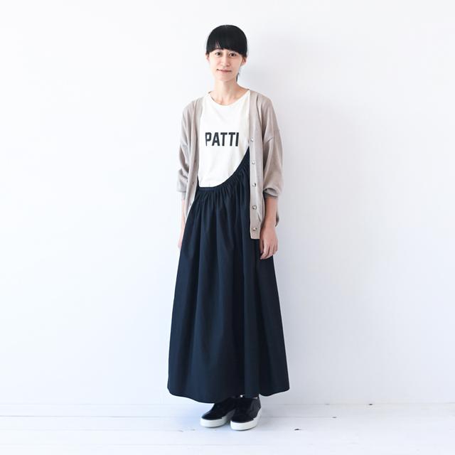 画像: クロのワンショルダースカート ¥38,000/レキップ クロのスニーカー ¥44,000/ロッコッピー(プレインピープル青山) その他、スタイリスト私物