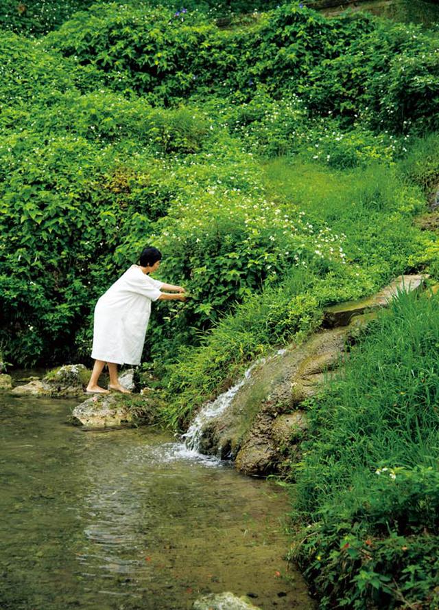 画像: 静かでひんやりとした空気が流れる垣花樋川は、自宅から徒歩5分程度の場所にある。昭和60年に全国名水百選に選ばれたこともあるわき水が流れ、その透き通る水の中には野生のクレソンが自生しているほど豊かな環境。背筋がピンと伸びるような神聖な雰囲気に包まれている