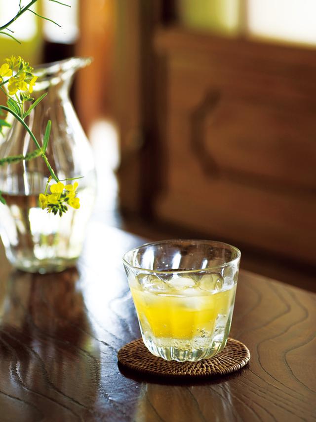 画像: 自家製の雑草酵素ジュース。新芽を摘んで、洗ってきざみ、同量の白砂糖を加えて手で混ぜてつくる。1週間ほど発酵させれば完成。「疲れたときに飲む」という疲労回復ドリンク