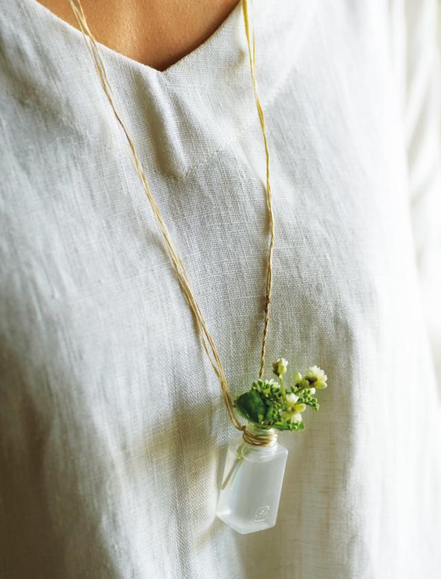 画像: 花器を買ったことはない。使わなくなったごみでさえ花器に見立てるのが、かわしまさんの得意とするところ。お弁当に付いているプラスチックのしょうゆ入れも、こんな愛らしいアクセサリーに