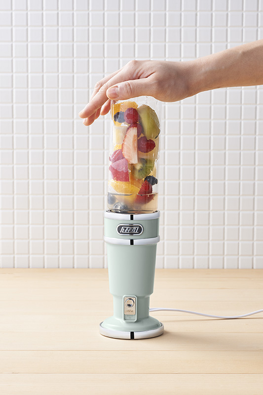 画像: お好みの食材を入れたら、上からプッシュするだけでお手製ドリンクが完成