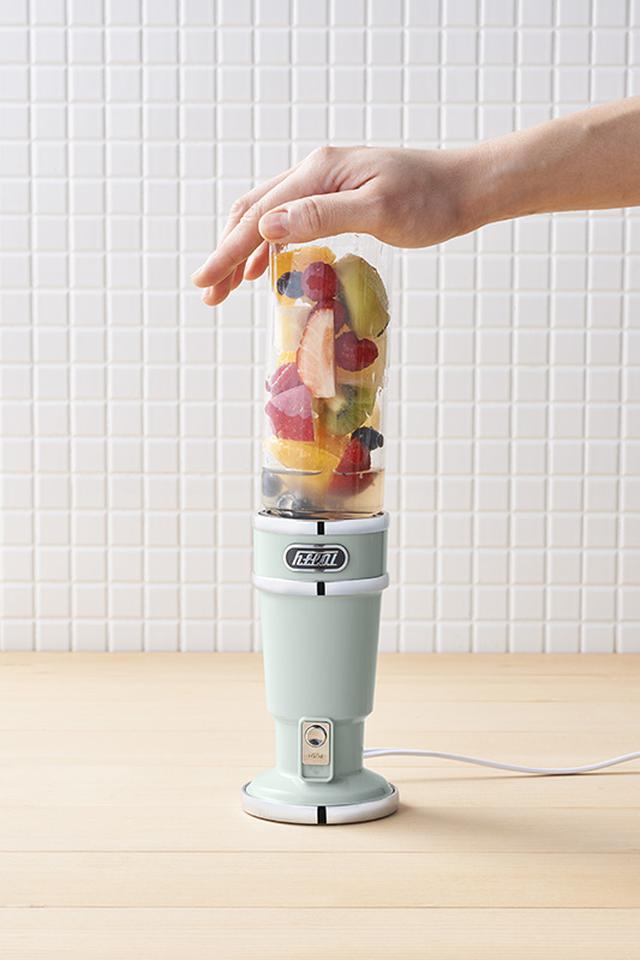 画像: お好みの食材を入れたら、上からプッシュするだけでお手製ドリンクが完成