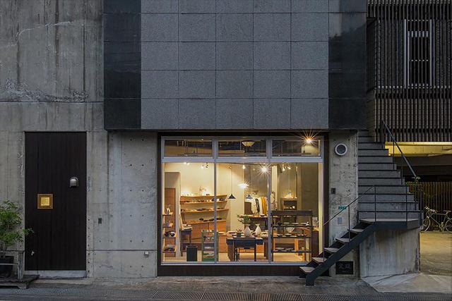 画像: 改装の際に、倉庫のシャッター部分をウインドウに変更。店内に陽の光がたっぷりと入る
