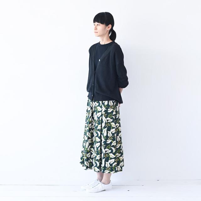 画像: 黒のカットソー ¥5,800/アデュー トリステス リーフプリントスカート ¥12,000/ノンブルアンペール(ノンブルアンペール 自由が丘店) シロのシューズ ¥14,000/クラウン(ビームス ライツ渋谷) その他。スタイリスト私物