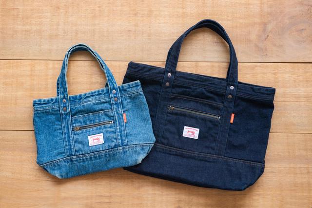 画像: 左)内田縫製の「デニムトート(ユーズド)」(18,000円)。右)内田縫製の「デニムキャリーオントート(ワンウォッシュ)」(21,000円)。どちらも、厚手のセルヴィッジデニムが使われ、使うほどに独特の表情が生まれます。「デニムキャリーオントート(ワンウォッシュ)」には、小型のノートPCが収納できる内ポケットつき