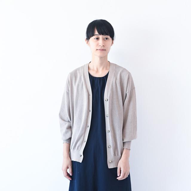 画像: 首元が詰まっているトップスのときはゆったり羽織る