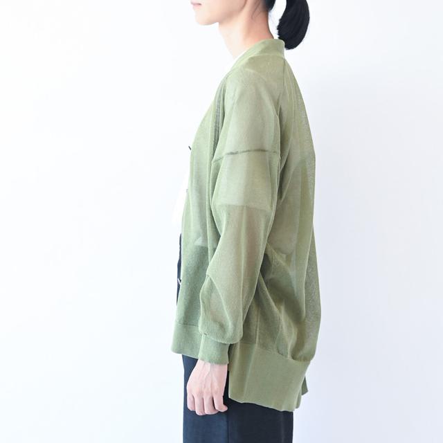 画像: 半袖のトップスに透け感のあるカーディガンを羽織るときは
