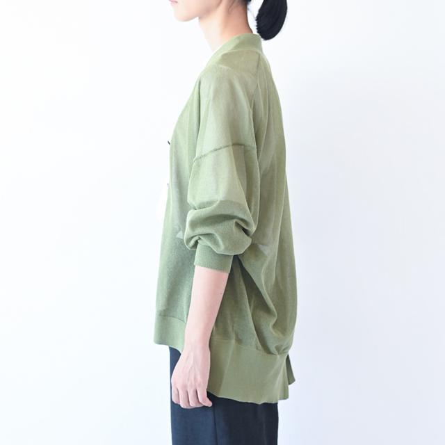 画像: グリーンのカーディガン ¥16,000/ロワズィール その他、スタイリスト私物