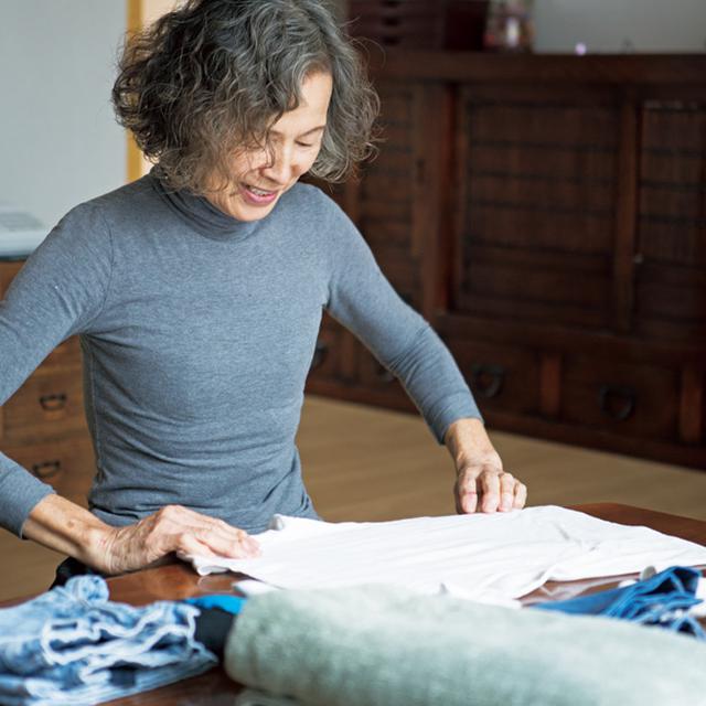 画像: 毎朝、家族が起き出してくる前に、洗濯物をきちんとたたむ。それが、心の安定を生む効果も