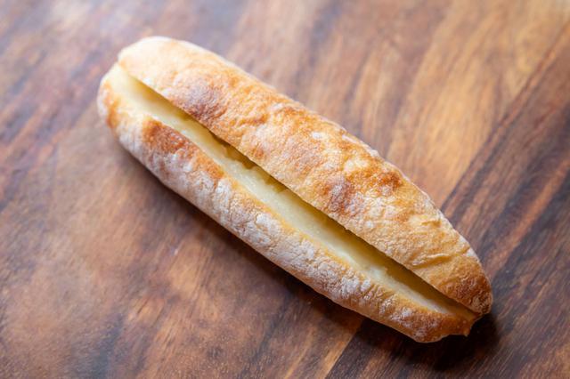 画像: 定番人気の「ミルクフランス」は、コクのあるミルククリームをさくっとしたバゲット生地でサンド。歯切れをよくするために、生地にはマッシュポテトを練り込んであるのだとか