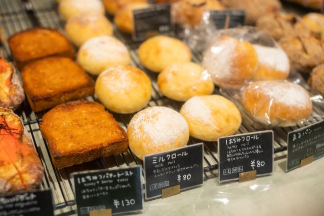 画像: 「はちみつバタートースト」が130円、「ミルクロール」「はちみつロール」が80円、日替わりの「はちみつレモンティーロール」が90円など、毎日手に取りやすいお値段