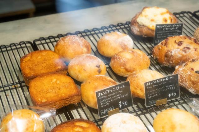 画像: ほかにも「オレンジチョコロール」「はちみつレモンティーロール」といった、心をくすぐる日替わりパンが