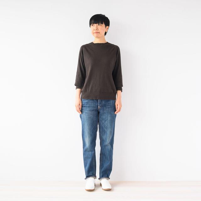 画像: デニムパンツ ¥18,000/ヴェリテクール レースアップシューズ ¥19,400/マーガレット・ハウエル アイデア(モーダ・クレア) ニット/スタイリスト私物
