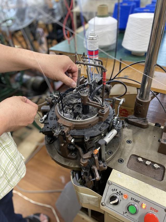 画像: 旧式の編立機はゆっくりと編み上げるため、糸自体が持つ膨らみを生かした、やわらかい風合いに仕上げることができる