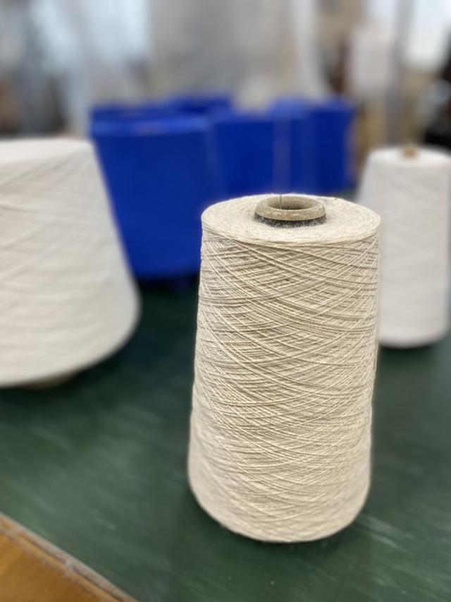 画像: ふたつの糸を組み合わせることで、重厚感のあるはき心地に