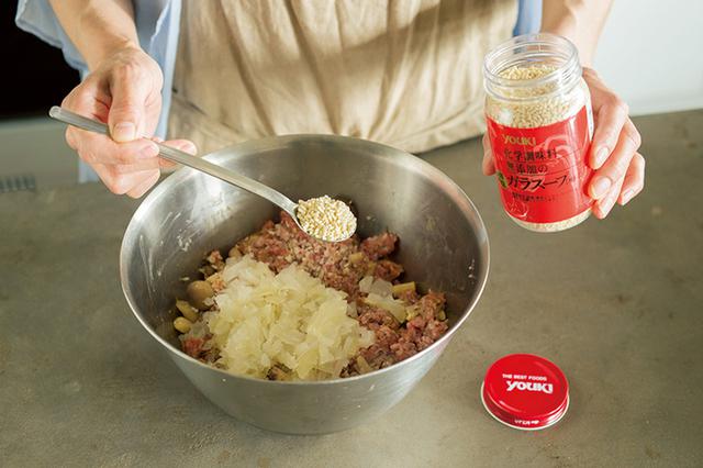画像: 「さっと溶ける『化学調味料無添加のガラスープ』だから、ハンバーグの肉だねにも満遍なく味がいきわたります」