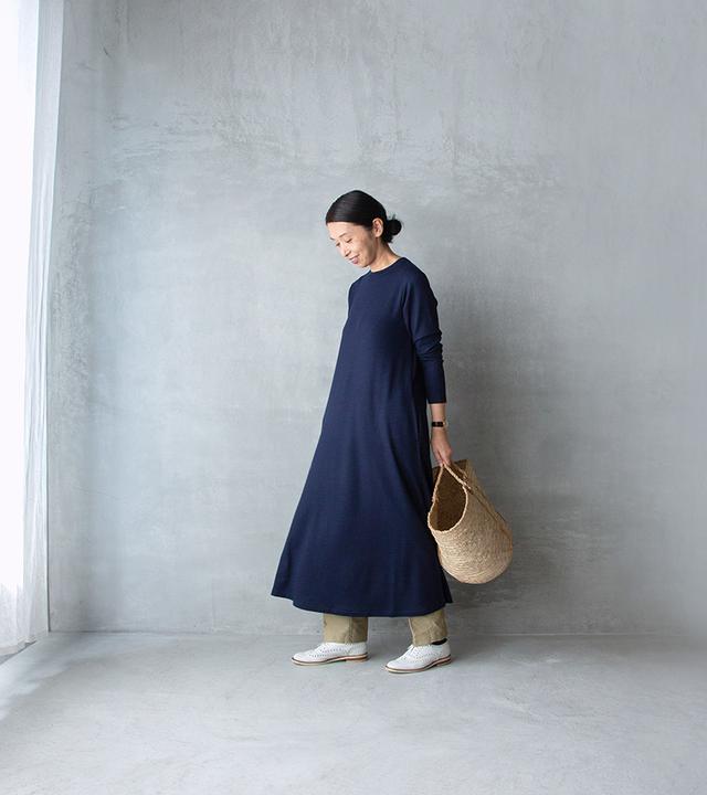 画像: 白の靴、かご 食材の買い出しなど、よく動く日にはパンツを合わせて。大きなかごと白い靴で軽快に。