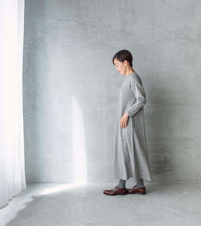 画像: ライトグレーは、淡い色が好きな方におすすめ。全身ワントーンでも洗練して見える