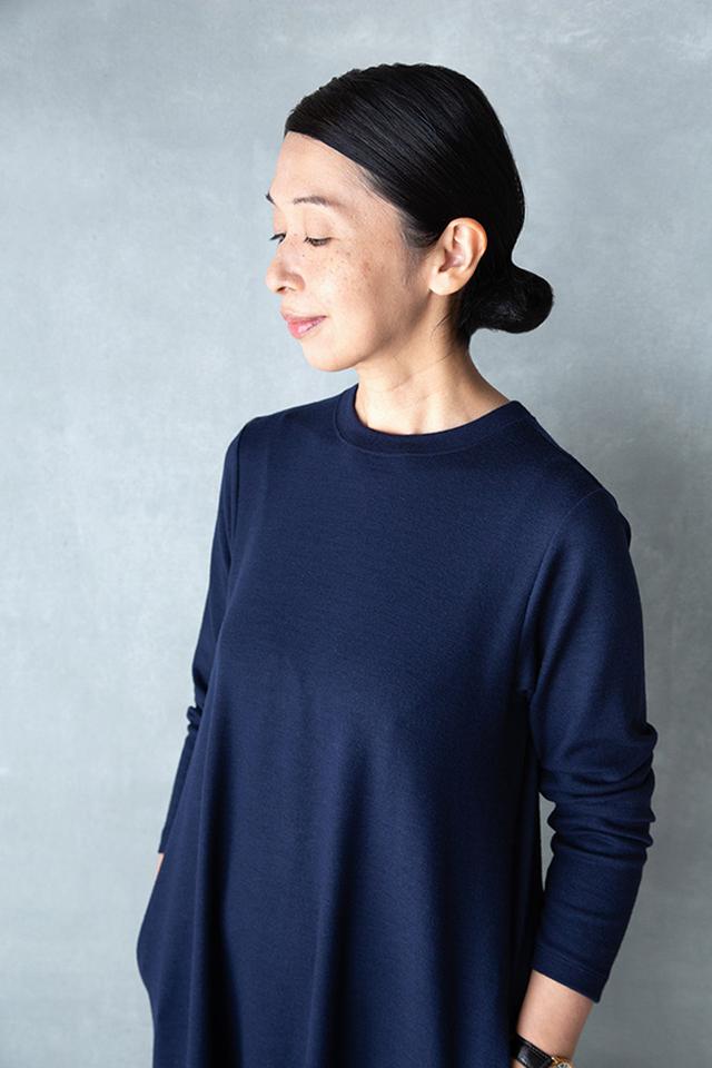 画像: 首元がすっきり見えるように工夫されたクルーネック