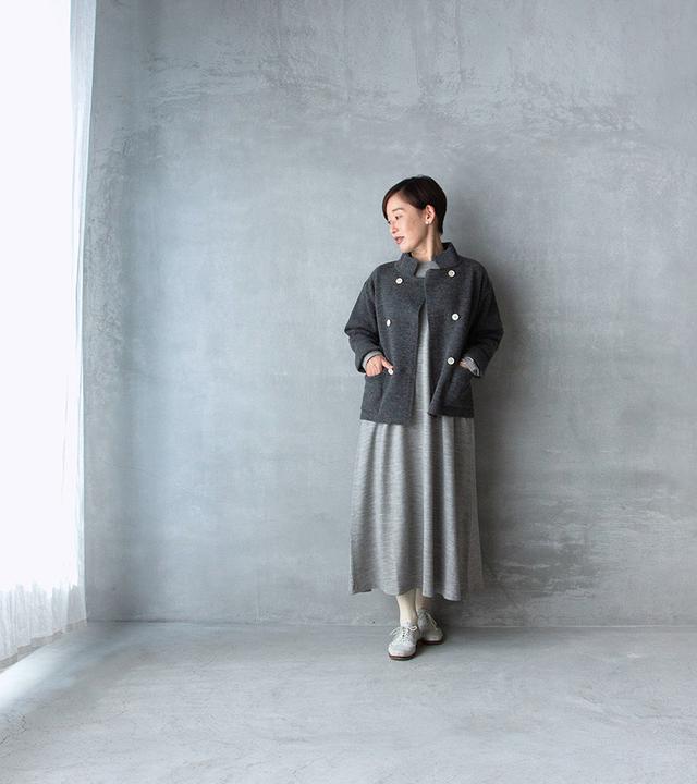 画像: ジャケット いつもよりちょっとおしゃれして出かけたいときには、ジャケットをプラスして。グレーのニットジャケットで上品なワントーンコーデに