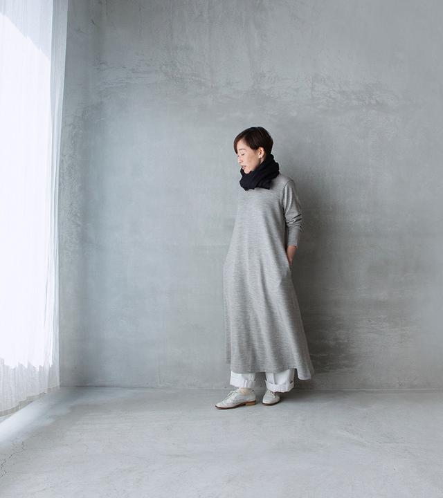 画像: 白パンツ、ストールあり ライトグレーのワンピースに白いパンツと靴を。バランスよく見える淡い色の重ね着は小柄な方にオススメのコーディネート。ネイビーのストールを小さく巻いてポイントに。