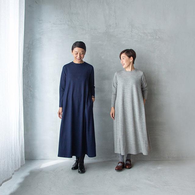 画像: 小柄な方にも、大柄な方にも、どちらも似合うワンピースです 左)ネイビーMサイズ モデル身長165cm 右)ライトグレーSサイズ モデル身長153cm