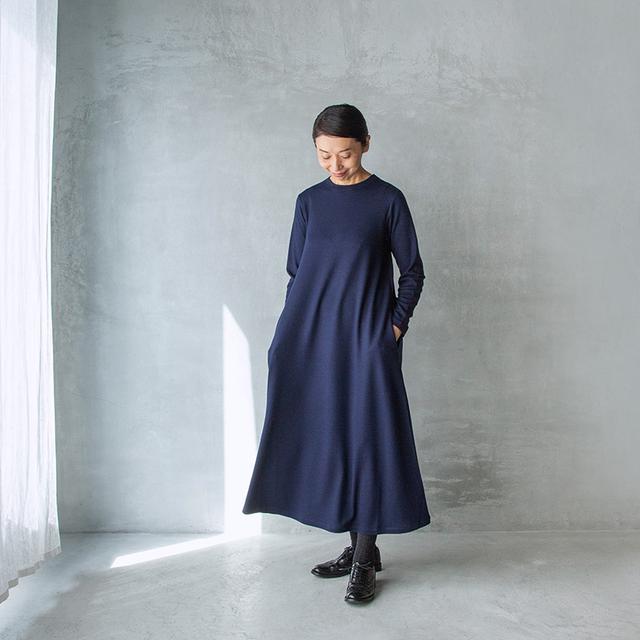 画像: つかず離れずの、すっきりしたシルエット。着丈はSとMでは、5センチ違います