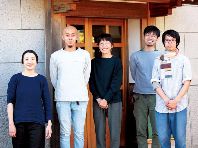 画像: 「まちづくり山上」の社員たちと、柳川直子さん(中央)。最近は、全国のクラフト市や、お店での展示・実演販売で大忙し
