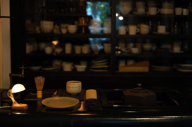 画像: カフェには茶釜があり、その湯でコーヒーやお茶を淹れている。漆喰造りのカウンターは内田鋼一さんが手がけたもの