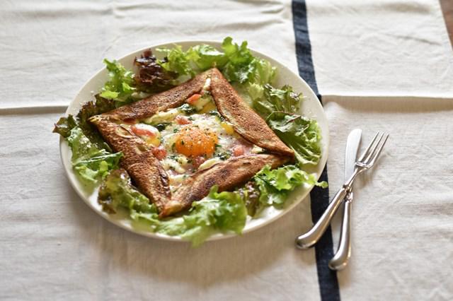 画像: 北本産のそば粉を使った「ガレットコンプレット」はカフェの名物。野菜は基本的に自分の畑で、家族で育てている無農薬野菜を使用