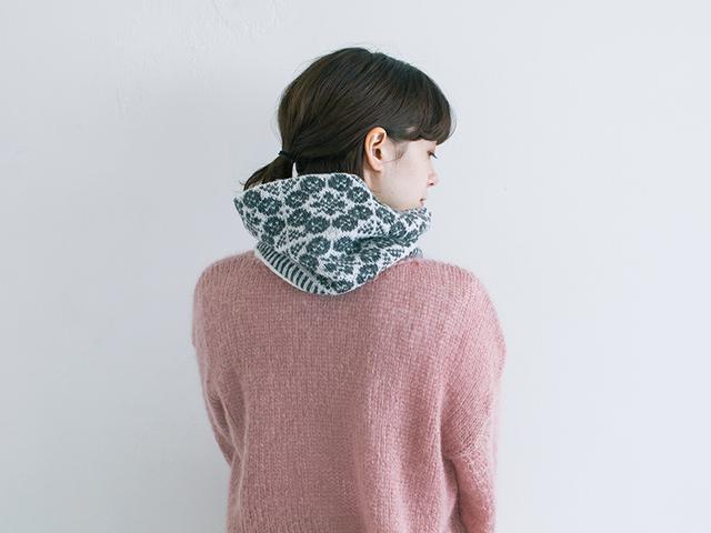 画像: 〈春〉オルレアの編み込み模様のパターンを配置して編んだカウル。たくさん並ぶと、オルレアが庭一面に咲いた様子になり、ぐっと華やかに。