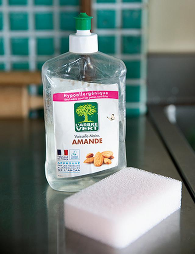 画像: 食器用洗剤とスポンジがあらゆる掃除の基本。シンクやコンロもこれで