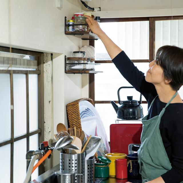 画像: 夫と一緒に少しずつDIYで家を整えている。調味料の収納ラックはコンロ近くの壁に取り付けた