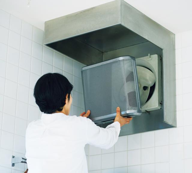 画像: 換気扇を外して丸洗い