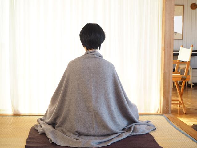 画像: 気持ちがクリアになる瞑想は、普段は3分ほどですが、新月と満月の夜にはチベット仏教の風習に倣って20分ほど行うそう