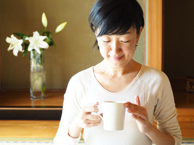 画像: 朝は6時に起床し、白湯を飲むことから一日がスタート。その後、ウォーキングやストレッチで身体をほぐしてから毎朝のルーティンへ